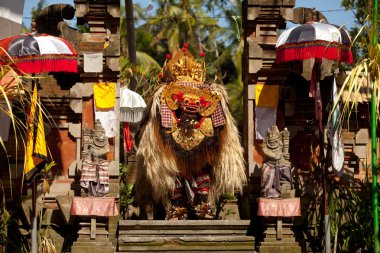 BALI, INDONESIA  APRIL 9: Balinese actors during a classic national Balinese dance formal wear on April 9, 2012 on Bali, Indonesia. formal wear is very popular cultural show on Bali.